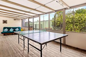 Attrezzature per ping pong presso Grey Gables - Pet Friendly with Fireplace, Pool, Spa & Sauna o nelle vicinanze