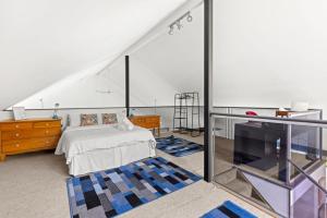 TV o dispositivi per l'intrattenimento presso Grey Gables - Pet Friendly with Fireplace, Pool, Spa & Sauna