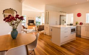 Η κουζίνα ή μικρή κουζίνα στο Oneroa Village, in Waiheke Centre - Be My Guest