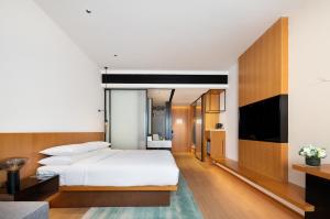 Postel nebo postele na pokoji v ubytování Fairfield by Marriott Zhuhai Xiangzhou