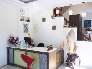 een kantoor met een bureau en een rode stoel bij Siang Ti Ya Homestay in Kenting