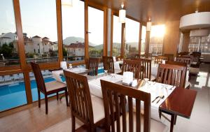 Bazén v ubytování Aes Club Hotel nebo v jeho okolí