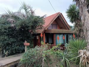 阿加斯杜尔斯Chalet Tarot的一栋房子前面有一块招牌