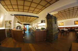 a restaurant with a fireplace in the middle of a room at Hotel Mohren Post in Wangen im Allgäu