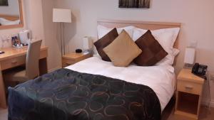 A bed or beds in a room at Springfields 