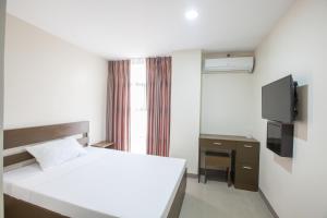 Postel nebo postele na pokoji v ubytování Emerald Suites CDO