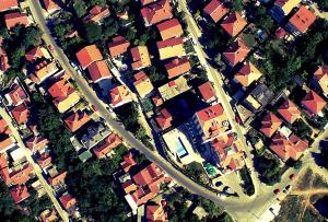 El barrio en el que está el hotel o un barrio cercano