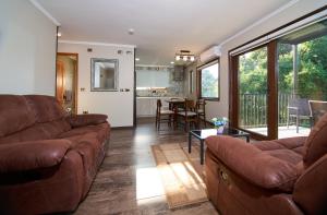 una sala de estar con un sofá y una mesa en Mirabosque aparment Ejecutivos 6, en Osorno