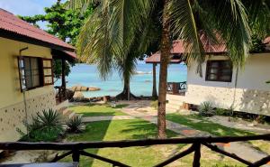 a house with a view of the ocean at Sea Scene Resort in Wok Tum