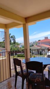 a patio with a table and chairs on a balcony at Pousada Habitacion Aurora 3 in São Gabriel