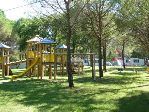 Otroško igrišče poleg nastanitve Belvedere Pineta Camping Village Grado