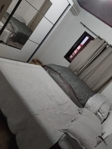 サン・ガブリエウにあるPousada Aurora 4のソファと鏡のあるリビングルーム