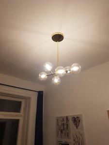 einen Deckenventilator mit Lichtern an der Decke in der Unterkunft Monteurwohnung Heilbronn Zentrum in Heilbronn