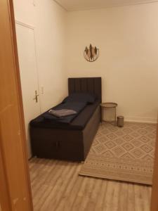 ein kleines Schlafzimmer mit einem Bett in einem Zimmer in der Unterkunft Monteurwohnung Heilbronn Zentrum in Heilbronn + 34 Fotos