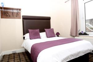 A bed or beds in a room at The Greenside Hotel 