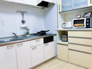 Η κουζίνα ή μικρή κουζίνα στο yikebukuro LuckyHouse 池袋一軒家 幸運の家