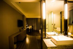 Μια τηλεόραση ή/και κέντρο ψυχαγωγίας στο Echarm Hotel - Jingmen Yintai City Jingchu Institute of Technology