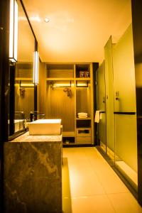 Ένα μπάνιο στο Echarm Hotel - Jingmen Yintai City Jingchu Institute of Technology