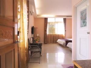 een kamer met een slaapkamer met een bed en een raam bij Siang Ti Ya Homestay in Kenting