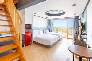 sypialnia z łóżkiem, schodami i stołem w obiekcie Eco Green Resort w mieście Czedżu +113 zdjęć