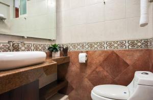 Koupelna v ubytování Marina Suites by Andiani Travel