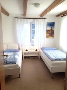 1 dormitorio con 2 camas y ventana en Historical Apartment, en Gummersbach