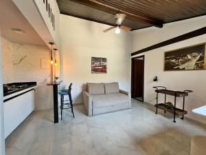 Casa aconchegante a 7 min da Praia في بوزيوس: غرفة معيشة بها أريكة وطاولة