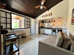 Casa aconchegante a 7 min da Praia في بوزيوس: غرفة معيشة مع أريكة ومطبخ +36 صورة