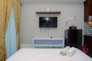 TV a/nebo společenská místnost v ubytování Modern and Comfy Studio at Grand Dhika City Apartment By Travelio