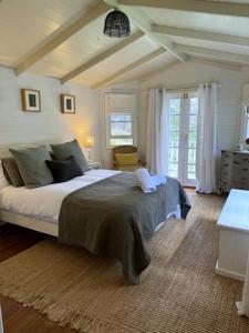 une chambre avec un lit avec un ours en peluche dessus dans l'établissement Hidden Gem, Megalong Valley, Blue Mountains, à Kanimbla