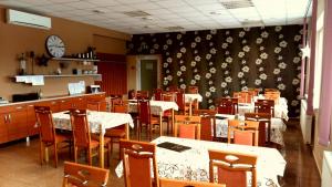 Reštaurácia alebo iné gastronomické zariadenie v ubytovaní Penzión na Rožku