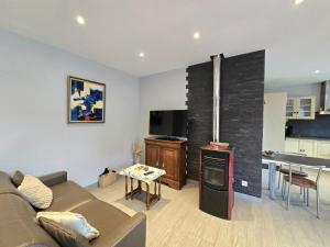 ein Wohnzimmer mit Couch und Küche in der Unterkunft Belle maison plain-pied à 2 pas de Périgueux, terrasse, jardin clos, confort moderne, animaux bienvenus - FR-1-616-99 in Champcevinel
