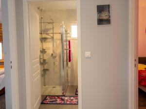 eine Dusche mit Glastür in einem Zimmer in der Unterkunft Belle maison plain-pied à 2 pas de Périgueux, terrasse, jardin clos, confort moderne, animaux bienvenus - FR-1-616-99 in Champcevinel + 12 Fotos