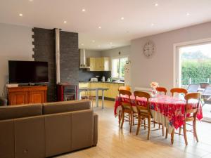 eine Küche und ein Wohnzimmer mit Tisch und Stühlen in der Unterkunft Belle maison plain-pied à 2 pas de Périgueux, terrasse, jardin clos, confort moderne, animaux bienvenus - FR-1-616-99 in Champcevinel