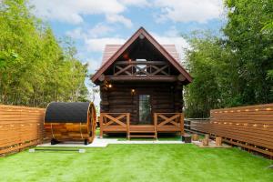 大津SUGI BASE Biwako的一座带绿色庭院的小小木屋