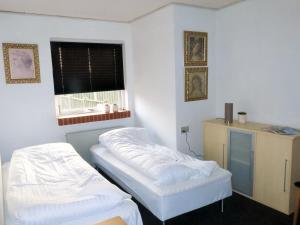 海寧的住宿－Centrum Sleepover，客房设有两张床和窗户。