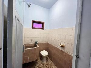 Et badeværelse på OYO 93422 Villa Tirto + 47 billeder