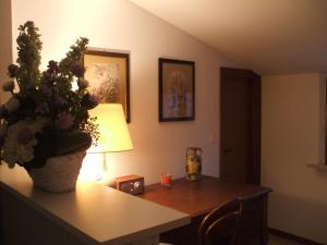 una stanza con un tavolo con una pianta in vaso di La Terrazza Apartment ad Ancona