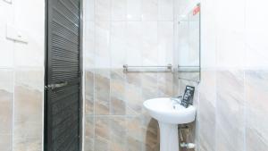 un bagno con un lavandino bianco e uno specchio di RedDoorz at Isabelita Hotel Tuguegarao City a Tuguegarao