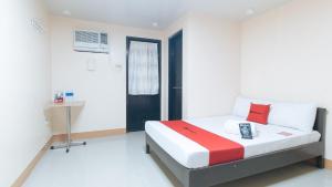 Letto o letti in una camera di RedDoorz at Isabelita Hotel Tuguegarao City