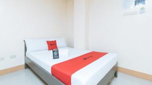 Letto o letti in una camera di RedDoorz at Isabelita Hotel Tuguegarao City