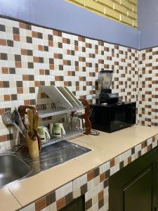 a kitchen counter top with a sink and a counter top at deux chambres et salon chez 198 à Porto Novo in Porto-Novo +15 photos