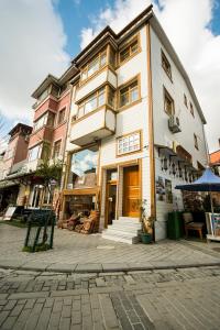 un edificio en una calle de una ciudad con en Sultan Corner Suites, en Estambul