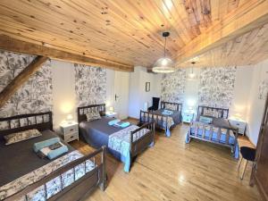 Ένα ή περισσότερα κρεβάτια σε δωμάτιο στο Maison en pierre avec piscine privée, idéal familles, proche Bastides du Périgord - FR-1-616-81 +24 φωτογραφίες