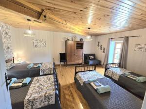 Μια τηλεόραση ή/και κέντρο ψυχαγωγίας στο Maison en pierre avec piscine privée, idéal familles, proche Bastides du Périgord - FR-1-616-81