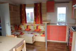 una pequeña cocina con una cama para niños en una habitación en Camping des Roses, en Quend
