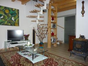 ein Wohnzimmer mit einem TV, einem Tisch und einem Kamin in der Unterkunft Casa Yami in Padua