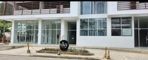 a stop sign in front of a building at Apartamento Sky Tower Rodadero in Gaira