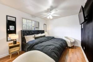 Ένα ή περισσότερα κρεβάτια σε δωμάτιο στο 1 Bedroom Getaway in Houston