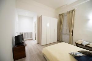 um quarto com uma cama e uma televisão em La Filarocca B&B em Florença